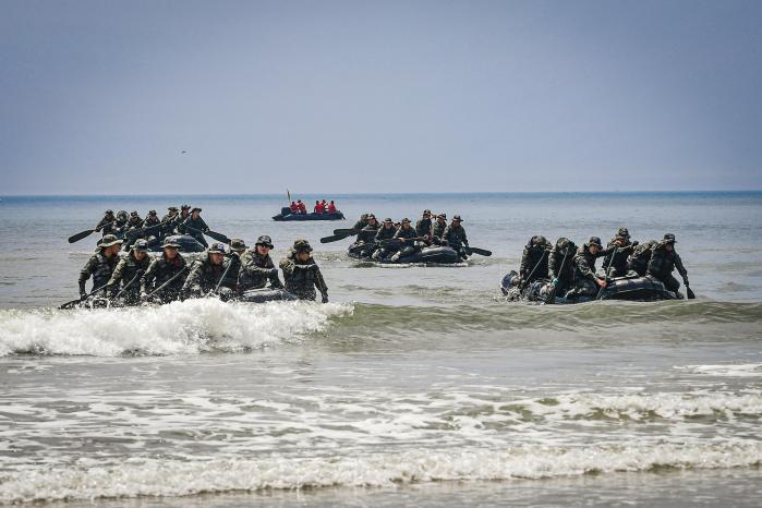 해병대6여단 61대대는 지난 7일부터 2주 동안 백령도 사곶해안에서 상륙기습 기초훈련을 하며 상륙기습 작전 수행 능력을 배양했다. 장병들이 해상 패들링 숙달훈련을 하고 있다. 부대 제공