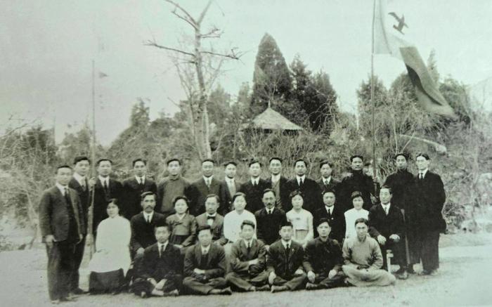흥사단 원동위원부 초창기 도산(둘째줄 오른쪽 다섯째)과 단원들.