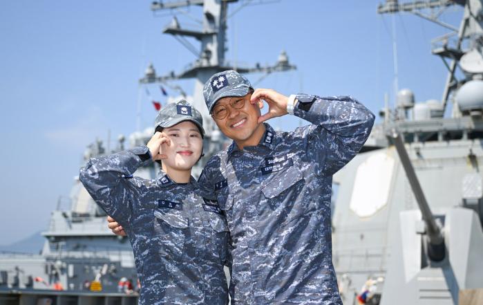 율곡이이함 기관장 임재우(오른쪽) 중령(진)과 정조대왕함 주기실장 김보아 소령이 율곡이이함 함수갑판에서 부부애를 담은 ‘볼하트’를 만들고 있다. 해군 제공