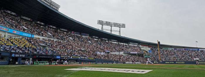 지난 5일 서울 잠실야구장 ‘어린이날 더비’ 는 전 좌석 매진됐다. 연합뉴스
