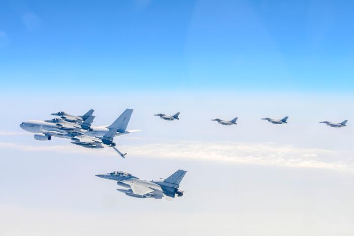 공군이 미 알래스카주 아일슨 공군기지에서 다음 달 16~27일 열리는 다국적 연합 공중전투훈련 ‘레드플래그 알래스카’에 참가한다. 이번 훈련에는 KF-16 단좌 전투기가 최초로 투입된다. KC-330 다목적 공중급유기와 KF-16 전투기들이 장시간 체공 훈련을 하는 모습. 공군 제공