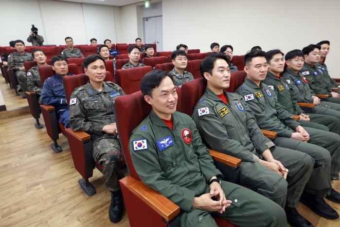 장병들이 훈련 방식·절차·규칙 등을 폭넓게 논의하는 매스 브리핑을 하고 있다.