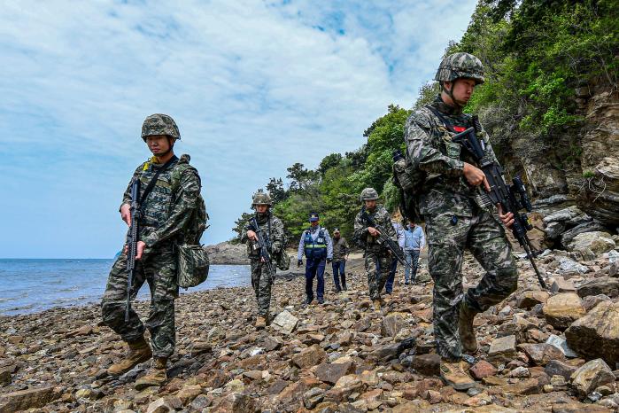 해병대2사단 장병과 지역 경찰들이 주문도에서 합동 도서수색작전의 하나로 해안가 유기물 접안지역을 탐색하고 있다. 사진 제공=김인 상사