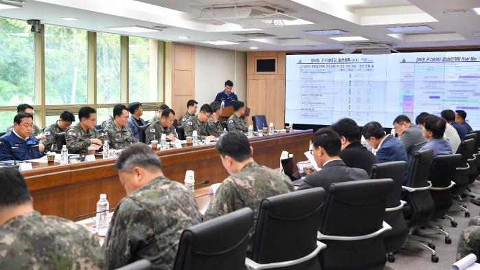 해군군수사령부 주요 직위자들이 20일 부대 대회의실에서 군수데이터 종합발전 추진평가회의를 열어 군수데이터 발전 방안을 논의하고 있다. 사진 제공=강승연 하사