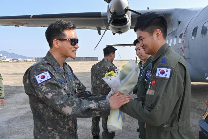 강근신(왼쪽) 공군5공중기동비행단장이 CN-235 비행을 마치고 돌아온 조종사와 정비사를 맞이하며 42년 무사고 비행 기록 달성을 축하하고 있다. 사진 제공=김영빈 병장