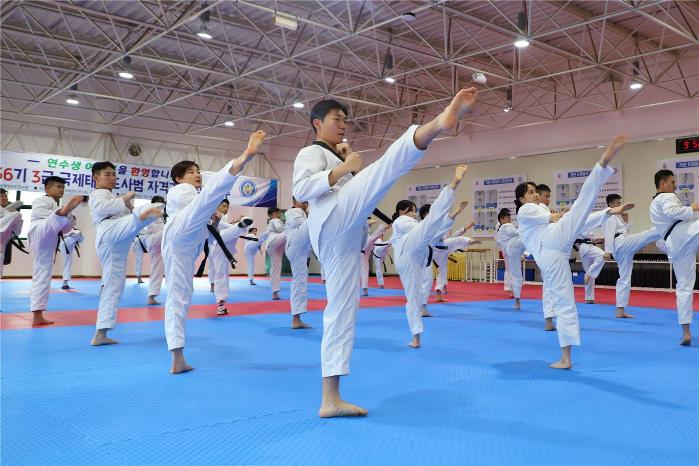 육군3사관학교가 개최한 태권도 사범 자격연수 참가자들이 기본동작을 숙달하고 있다. 사진 제공=이수우 일병