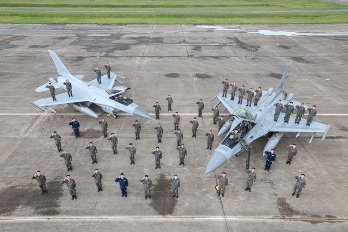 KF-16 전투기 앞에서…성공적 훈련 다짐 다국적 연합 공중전투훈련인 ‘레드플래그 알래스카(RFA)’에 참가하는 우리 공군 훈련단 장병들이 성공적인 훈련을 다짐하며 KF-16 전투기를 배경으로 경례하고 있다. RFA는 다음 달 16~27일 미 알래스카주 아일슨 공군기지에서 열리며, 우리 공군은 고도화된 능력을 보여 준다는 각오로 막바지 준비에 박차를 가하고 있다.  김병문 기자