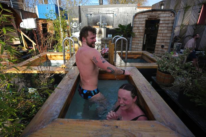 정신건강에 관심이 높아지면서 운동, 독서, 휴식 등 다양한 멘털 관리 방식이 재조명되고 있다. 영국 런던의 한 커뮤니티 사우나 욕조에서 사람들이 사우나를 즐기는 모습. 연합뉴스