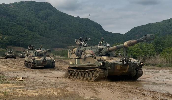 육군5사단 명문포병여단 K55A1 자주포들이 21일 경기 포천시 다락대훈련장에서 진행된 전반기 공용화기 사격훈련 중 목표지점으로 기동하고 있다.  부대 제공