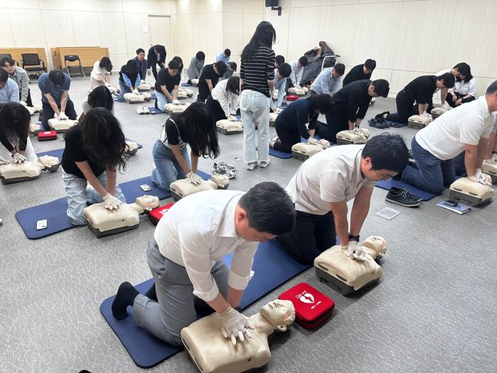 국가보훈부 직원들이 20일 충남 공주시 국가재난안전교육원에서 심폐소생술 응급처치요령을 실습하고 있다. 보훈부 제공