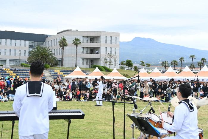 어린이날을 맞아 해군제주기지를 방문한 제주도민 앞에서 해군기동함대 군악대 장병들이 경쾌한 연주를 선보이고 있는 모습