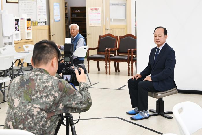 강정마을 노인회관에서 어르신의 장수 사진을 촬영하고 있는 모습. 부대 제공
