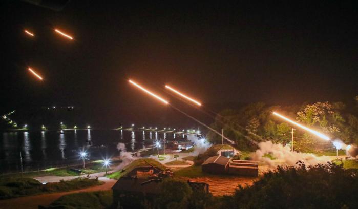 육군22보병사단 K9A1·K55A1 자주포가 20일 밤 강원 고성군 해안 사격진지에서 해상표적을 향해 포탄을 발사하고 있다.