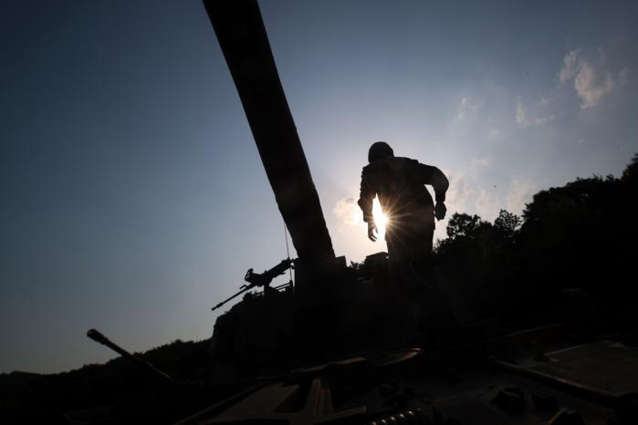 방렬 상태를 점검하는 자주포 승무원.