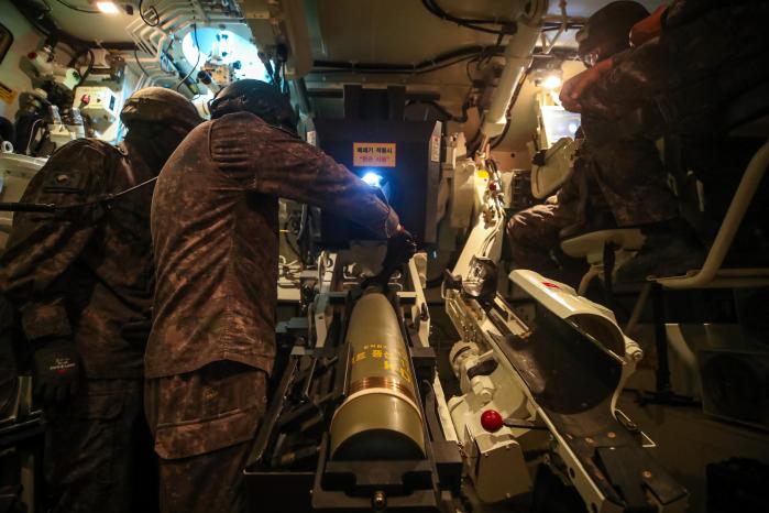 왕포포병대대 K9A1 자주포 승무원들이 고폭탄을 자동장전장치에 올려 놓고 있다.