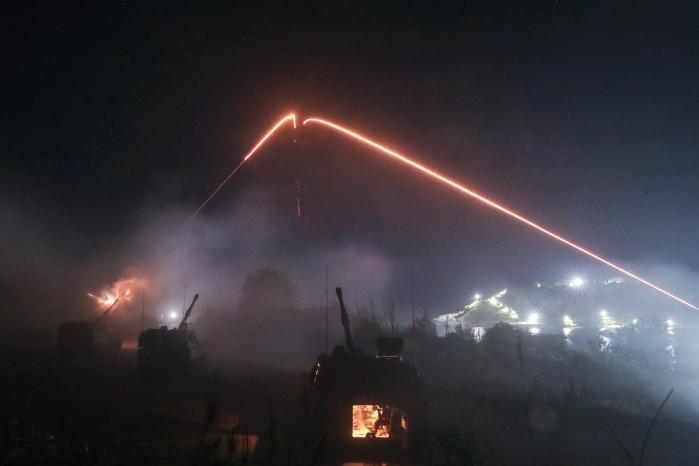 북극성포병대대 K55A1 자주포가 발사한 포탄이 포물선을 그리며 날아가는 모습.