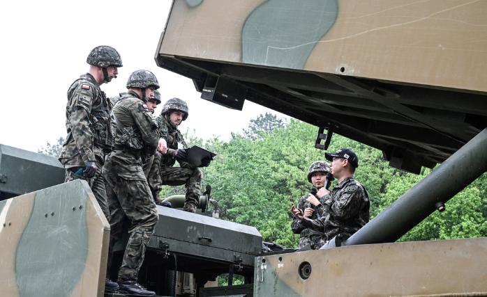 육군이 지난 15일부터 경기 파주시 화력여단 천무교육대에서 진행 중인 ‘육군 국제과정’에서 폴란드군 교육생이 천무에 관해 설명 듣고 있다. 육군 제공