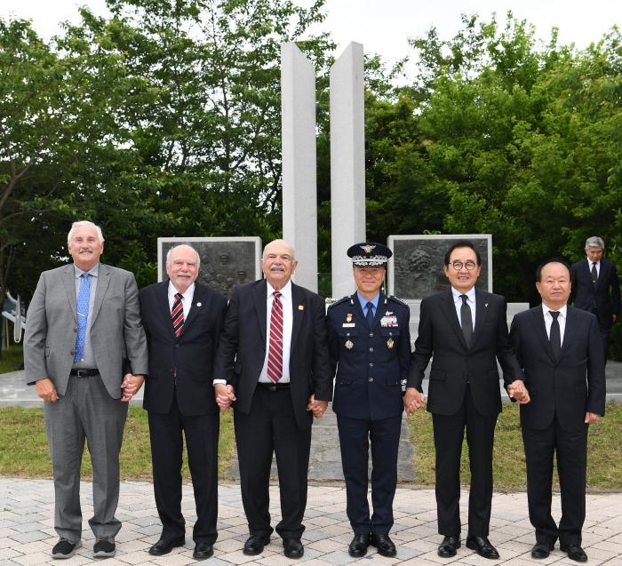 이영수 공군참모총장이 22일 제주항공우주박물관에서 열린 딘 헤스 미 공군대령 10주기 추모식에서 헤스 대령의 세 아들과 함께 기념촬영하고 있다. 왼쪽부터 로널드 헤스, 에드워드 헤스, 로런스 헤스, 이 총장, 윤은기 공군정책발전자문위원장, 홍성표 공군역사자문위원. 공군 제공