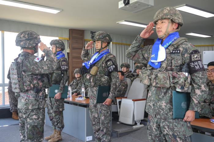 22일 육군3보병사단 혜산진여단 이한림대대 멸공OP에서 열린 5·22 완전작전 33주년 기념행사에서 경계작전 유공자들이 표창을 받은 뒤 경례하고 있다. 부대 제공