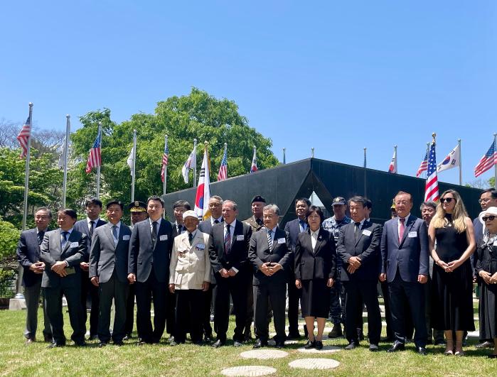 22일 경기 파주시 임진각 보훈단지에서 열린 한미 공동 추모 주간 행사에서 주요 참석자들이 기념사진을 찍고 있다.