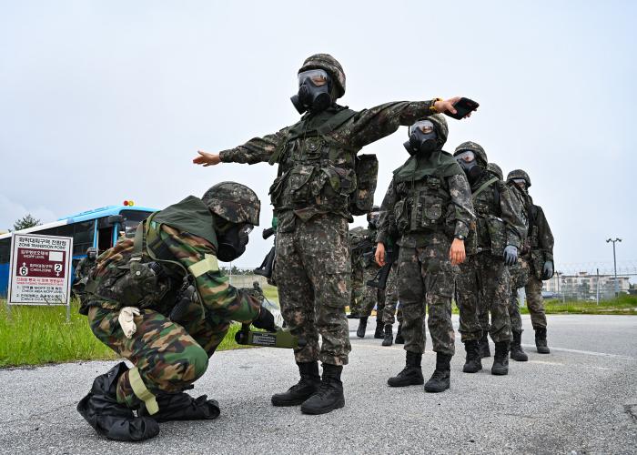 공군18전투비행단 장병이 ‘3군 합동 화생방 종합훈련’에서 화학탐지기를 사용해 신체 오염 여부를 측정하고 있다. 사진 제공=장형석 하사