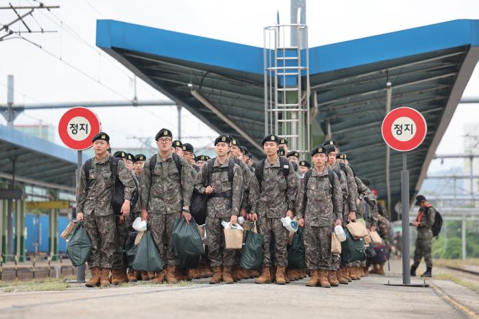 육군훈련소 기초군사훈련 및 병과교육 등을 마친 신병들이 OOO역에서 자대로 향하는 열차를 기다리고 있다. 양동욱 기자