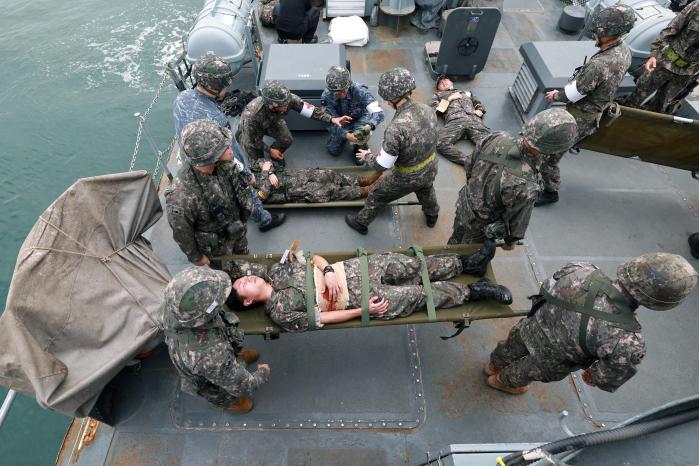 22일 한미연합군사령부가 주관한 전반기 연합·합동 의무지원훈련에서 한미 의무요원들이 해군2함대로 후송된 환자의 상태를 확인하고 있다.