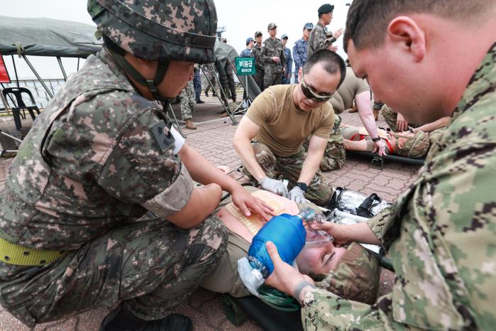 한미 의무요원들이 중상자를 응급처치하고 있다.