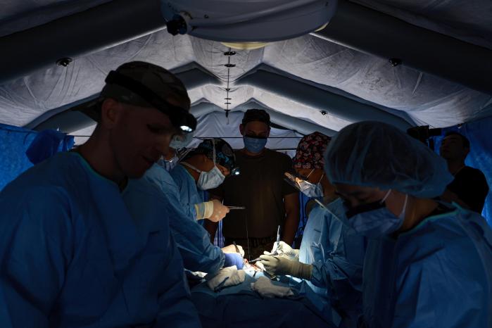 이동형 수술실에서 수술하는 한미 의무요원들.