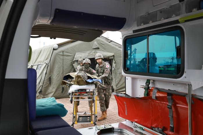 부상자를 민간병원으로 후송하기 위해 구급차에 옮기는 모습.