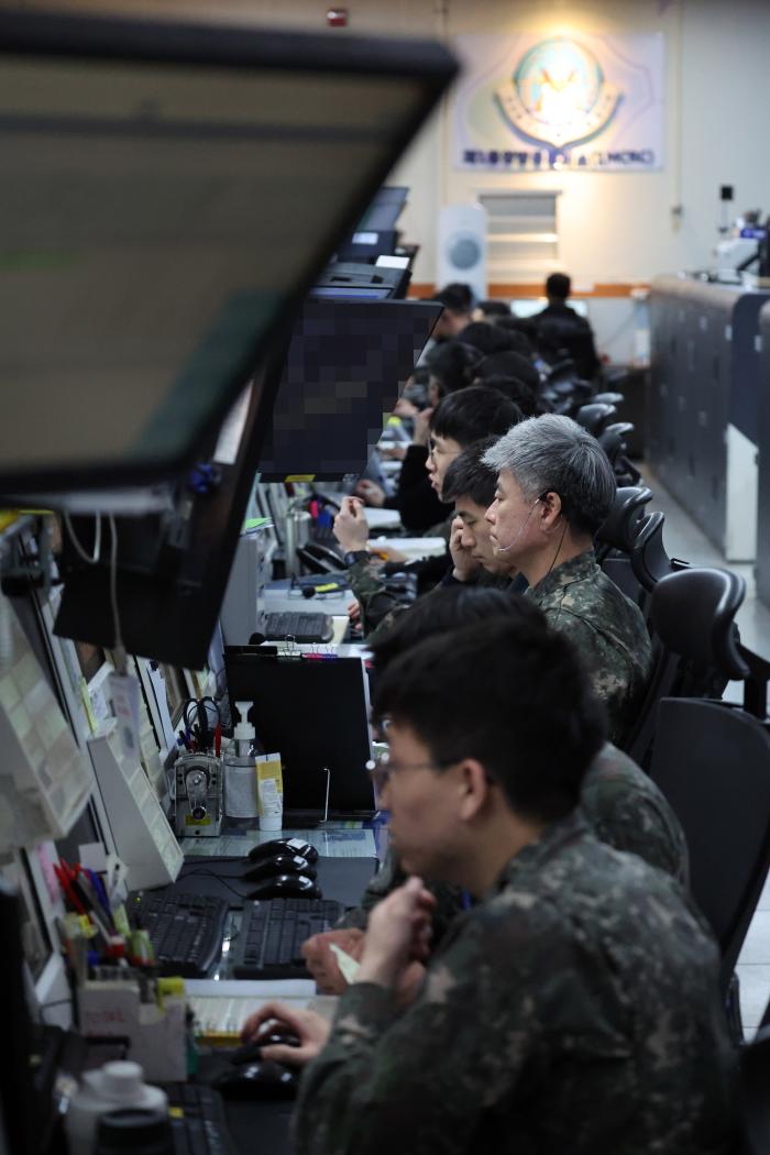 지난 1일 대한민국 공중감시와 대응체계의 중심인 중앙방공통제소(MCRC)에서 감시·통제 임무를 수행하고 있는 장병들. MCRC는 ‘하늘을 지키는 잠들지 않는 눈’으로 불리며 24시간 중단 없이 임무를 수행하고 있다. 조종원 기자