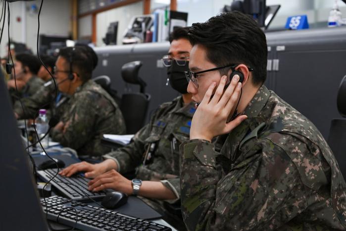 중앙방공통제소(MCRC) 무기운영팀이 항적 분리 임무를 수행하고 있다. 공군 제공