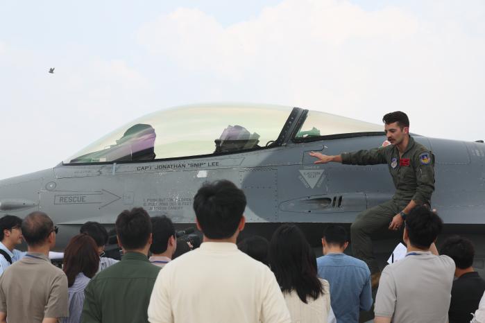 미 공군51전투비행단 36대대 조너선 마셜 소령이 기자단에게 F-16 전투기 성능에 관해 설명하는 모습. 김병문 기자