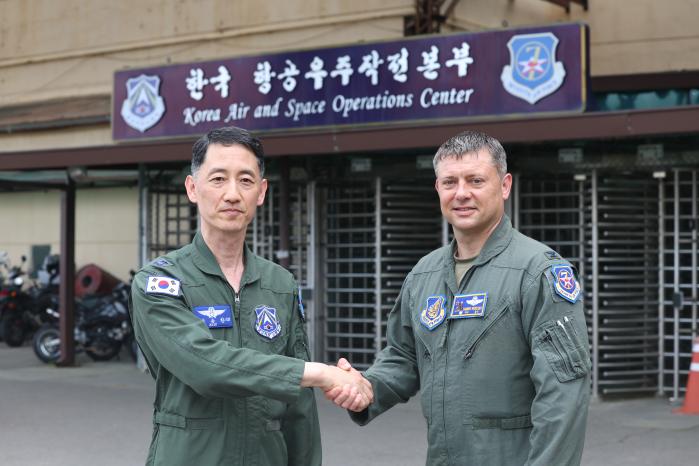 성공적인 연합작전을 다짐하며 손잡고 있는 김승한 한국항공우주작전본부장과 태너 울시 미 7공군 607항공우주작전본부장. 김병문 기자