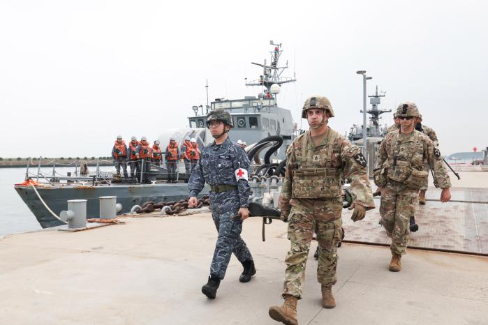 한미연합군사령부가 22일 주관한 ‘전반기 연합·합동 의무지원훈련’에서 한미 장병들이 고속정으로 해군2함대 평택 군항에 후송된 환자를 항만치료시설로 옮기고 있다. 김병문 기자