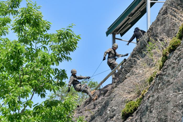 육군보병학교 신임장교들이 유격훈련의 하나로 산악장애물 극복을 위한 후면하강 훈련을 하고 있다.