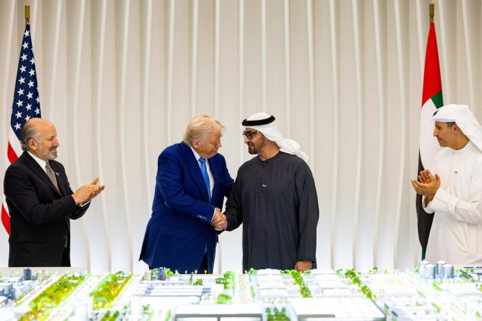 트럼프 미국 대통령이 무함마드 빈자이드 알나하얀 아랍에미리트 UAE 대통령과 악수하고 있다. 왼쪽부터 하워드 루트닉 미 상무장관, 트럼프 대통령, 무함마드 대통령, 칼둔 칼리파 알무바라크 무바달라 CEO. 연합뉴스