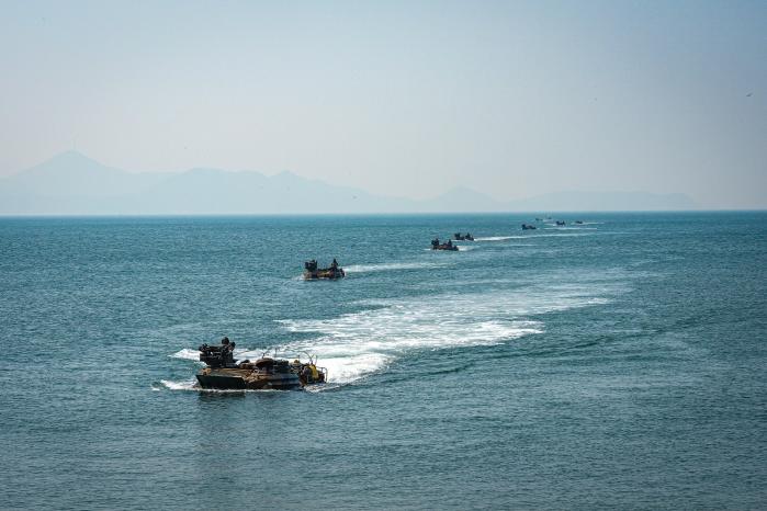 2025년 전반기 합동 도서방어훈련에 투입된 해병대2사단 상륙돌격장갑차(KAAV)들이 백령도 상륙을 위해 해상 기동하고 있다. 해병대 제공