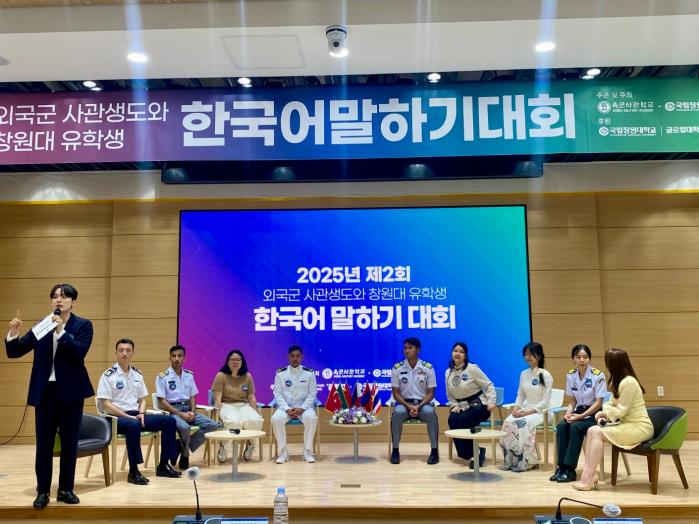 육군사관학교가 지난 22·23일 국립창원대학교와 공동 주최한 제2회 한국어 말하기 대회에서 본선 진출자들이 개인주제 발표 후 패널 토론을 하고 있다. 부대 제공