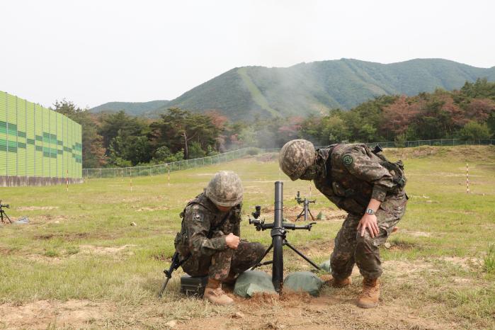 육군50보병사단 팔공산여단 장병들이 지난 20~23일 안강사격장에서 열린 공용화기 집체교육 중 60㎜ 박격포 사격 절차를 숙달하고 있다. 부대 제공