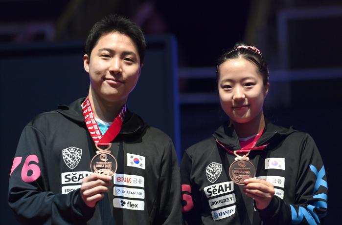 임종훈, 신유빈이 24일(현지시간) 카타르 도하 루사일 아레나에서 열린 2025 국제탁구연맹(ITTF) 세계선수권대회 혼합복식 시상식에서 동메달을 걸고 포즈를 취하고 있다. 연합뉴스