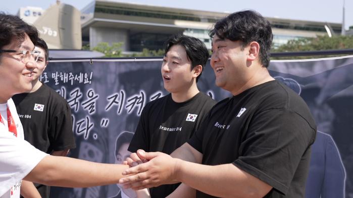 ‘국군영웅 감사 챌린지’에서 한 시민이 하재헌(오른쪽) 예비역 중사와 악수하며 감사를 전하고 있다. 국군예우사업회 제공