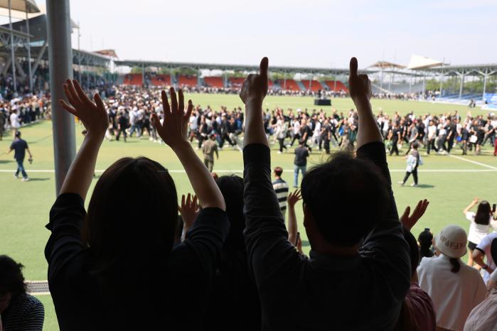 26일 충남 논산시 육군훈련소로 입영하는 장병 가족들이 병무청 ‘현역 입영문화제(청춘 예찬 콘서트)’ 관람 후 입대하는 아들을 배웅하고 있다. 연합뉴스