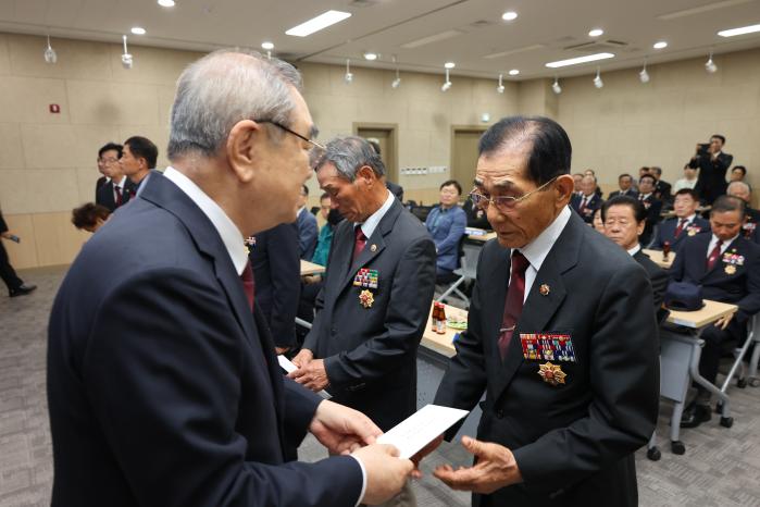 김정규(왼쪽) 무공수훈자회장이 경북지역 산불피해 회원에게 성금을 전달하고 있다. 무공수훈자회 제공