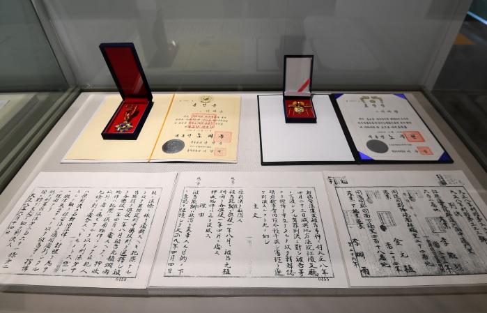 대포만세운동 주역들의 훈장과 그들의 활동을 기록한 일제 경찰의 조서.