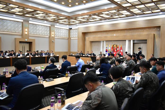육군인사사령부가 27일 개최한 2025년 전역장병 일자리 개발·확대 전략회의에서 참석자들이 발표를 경청하고 있다. 부대 제공