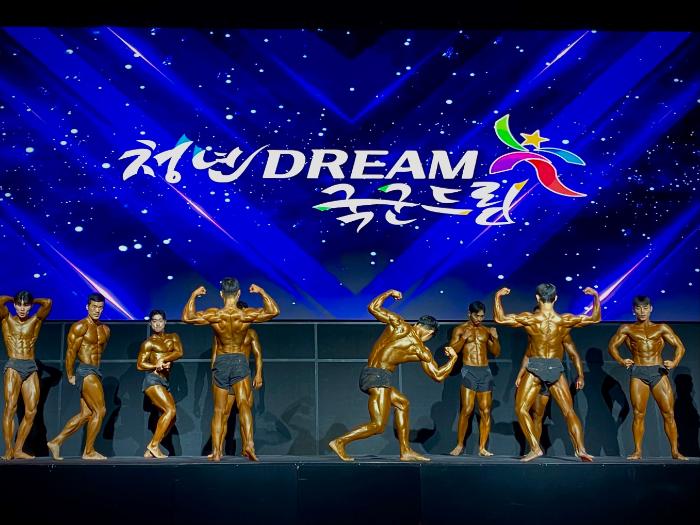‘제10회 헬스뿜뿜 경연대회’ 본선 참가자들이 심사위원들에게 그동안 만든 근육을 뽐내고 있다. 육군 제공