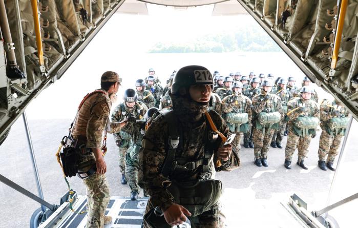 공군사관학교 3학년 생도들이 공중생환훈련을 위해 C-130 수송기에 오르고 있다. 공중생환훈련은 ‘성무군사훈련의 꽃’으로 불린다.