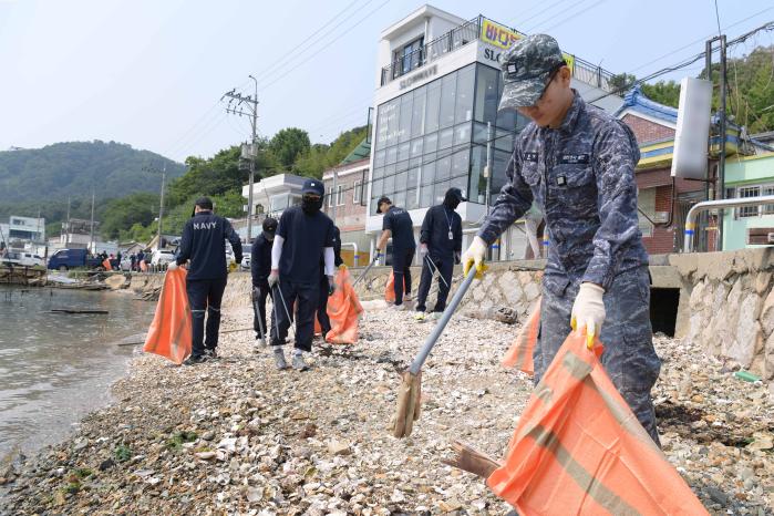 해군진해기지사령부 장병들이 28일 경남 창원시 속천항 일대에서 진해구청, 지역어업인 등과 함께 폐기물을 수거하고 있다. 부대 제공