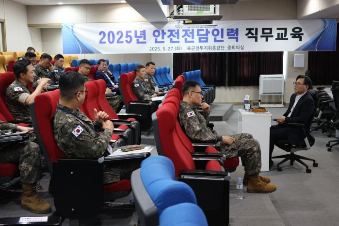 전창영(맨 오른쪽) 육군전투준비안전단장이 대전 자운대 일대에서 개최한 안전교관 세미나에서 학교기관 안전실장들과 대화를 하고 있다. 부대 제공